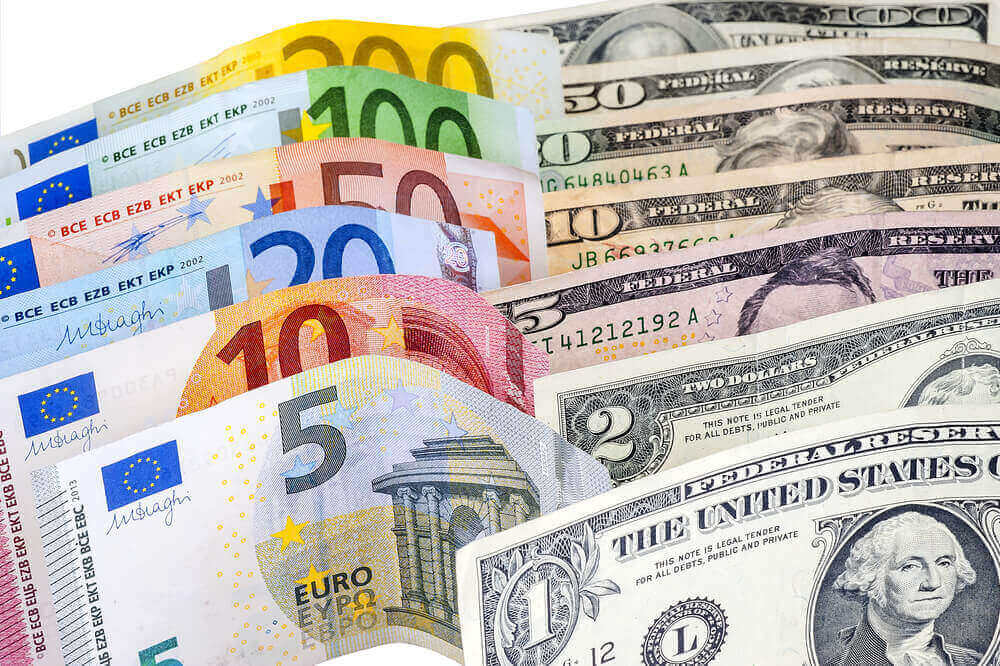 EUR/USD edges lower, but ends July with gains